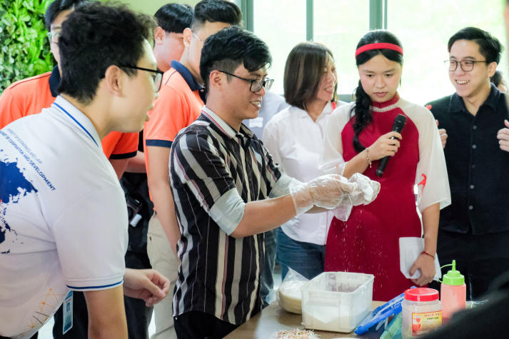 Sinh viên Khoa Tài chính - Thương mại giao lưu văn hóa dân gian cùng bạn bè quốc tế tại Chương trình “Wrap & Clap” 55