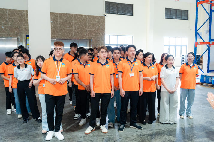 Sinh viên Logistics và quản lý chuỗi cung ứng “giải mã” nghiệp vụ Logistics tại Khu chế xuất Tân Thuận 70