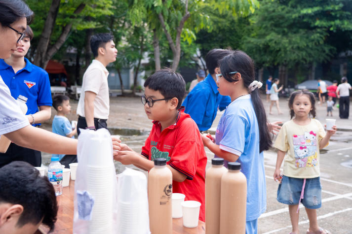 Thắp đèn Trung thu, trao yêu thương đến thiếu nhi Thạnh Mỹ Tây cùng sinh viên Khoa Nhật Bản học 18