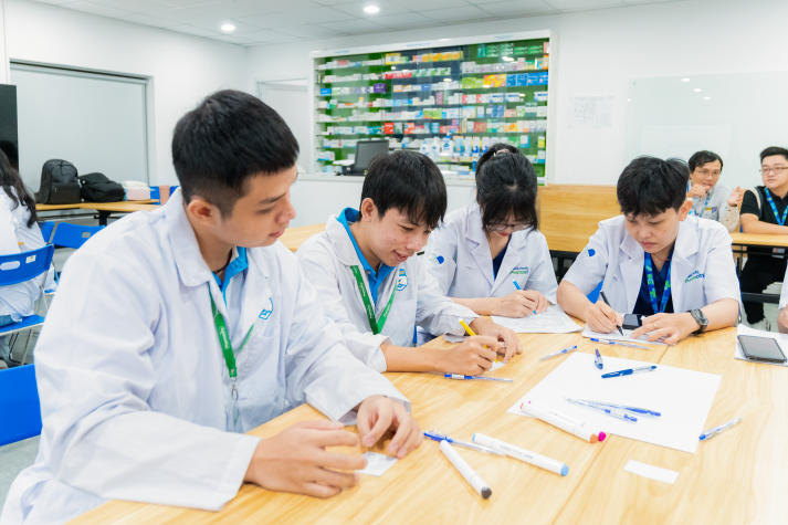 HUTECH PharmaCom Tour: Sinh viên Khoa Dược “chạm ngõ” hệ thống nhà thuốc hiện đại Pharmacity 64