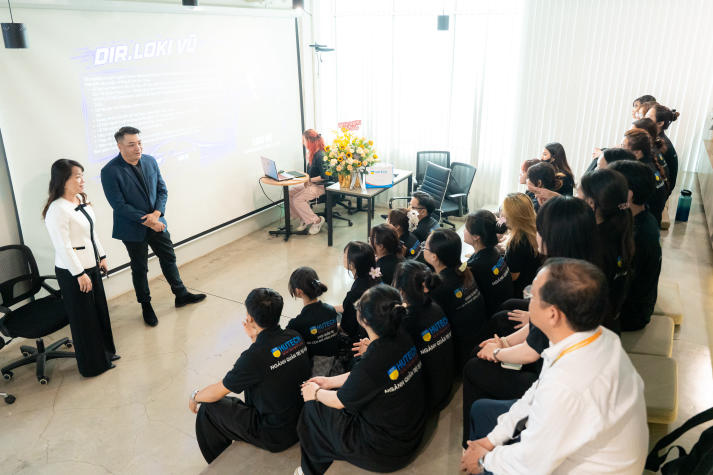 Sinh viên Quản trị sự kiện “đột nhập” hậu trường sân khấu chuyên nghiệp cùng đạo diễn Loki Vũ 8