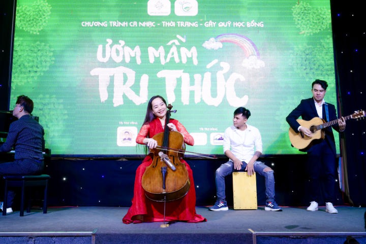 Sinh viên Viện Âm nhạc và Nghệ thuật HUTECH tham gia biểu diễn văn nghệ gây quỹ học bổng cho học sinh, sinh viên vượt khó tại Phan Thiết 90