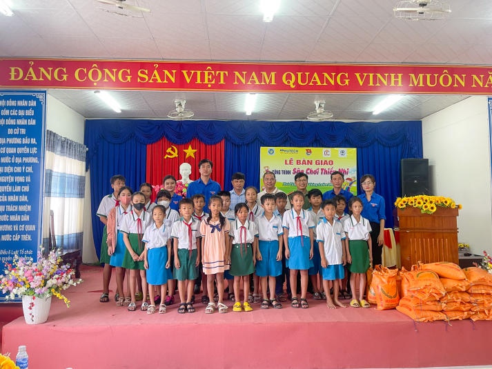 HUTECH bàn giao công trình Sân chơi thiếu nhi tại địa bàn xã Hoà Tân, TP. Cà Mau 94