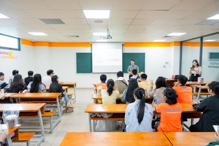 Sinh viên Khoa Tiếng Anh “tái định nghĩa” cách học ngoại ngữ trong kỷ nguyên số 10