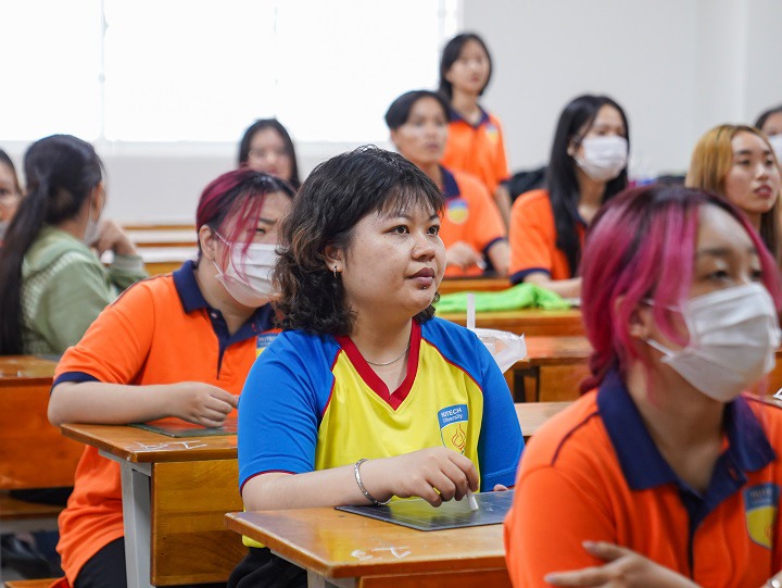Sinh viên Khoa Trung Quốc học học ngoại ngữ theo gương Bác Hồ qua cuộc thi Rung chuông vàng 8