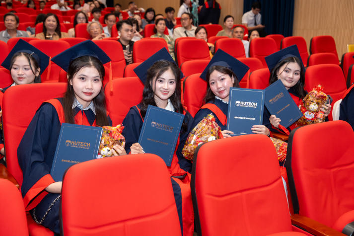 Các tân khoa HUTECH và hành trình học tập không ngừng nghỉ 124