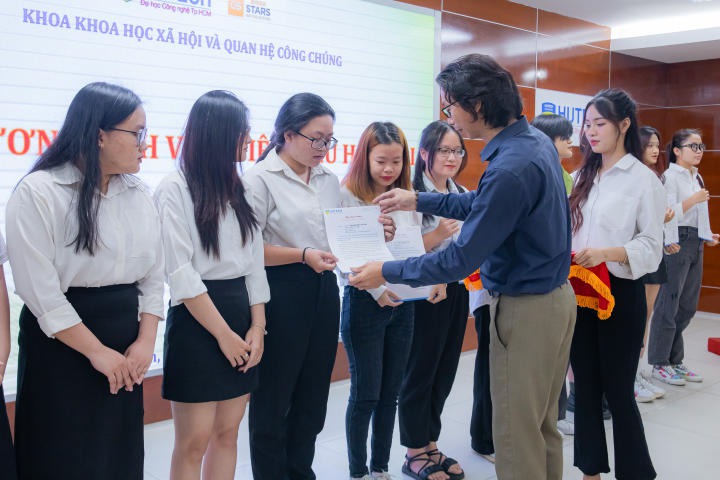 Khoa Khoa học Xã hội & Quan hệ Công chúng tuyên dương hơn 100 sinh viên tiêu biểu  HKI năm học 2022 - 2023 62