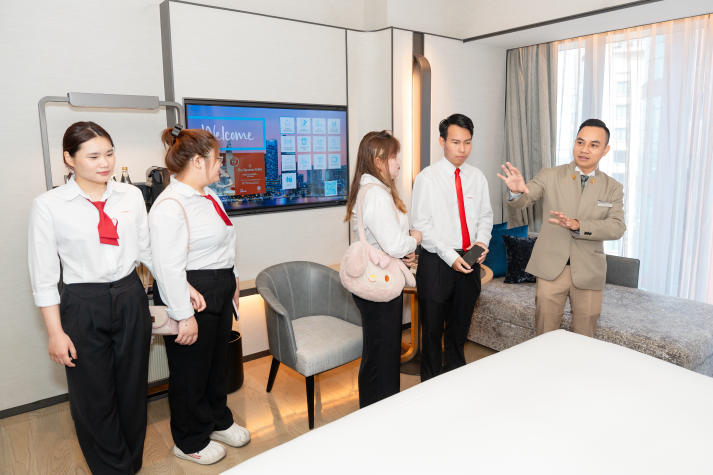 [Video] Không gian 5 sao trở thành lớp học: Sinh viên Quản trị khách sạn trải nghiệm tại Hilton Saigon và Renaissance Saigon 76