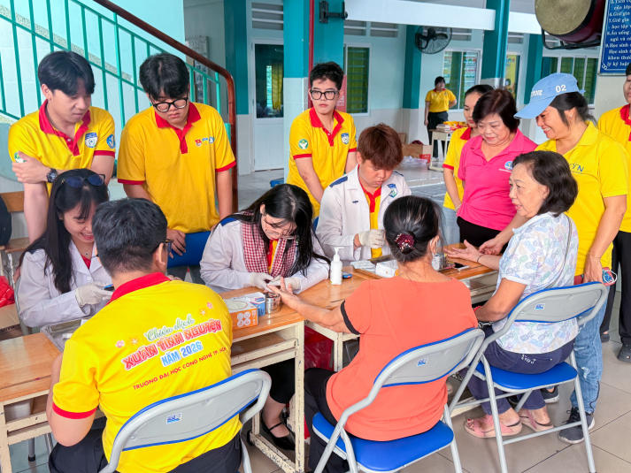 Sinh viên Khoa Điều dưỡng - Kỹ thuật y học mang kiến thức y học đến gần hơn với cộng đồng