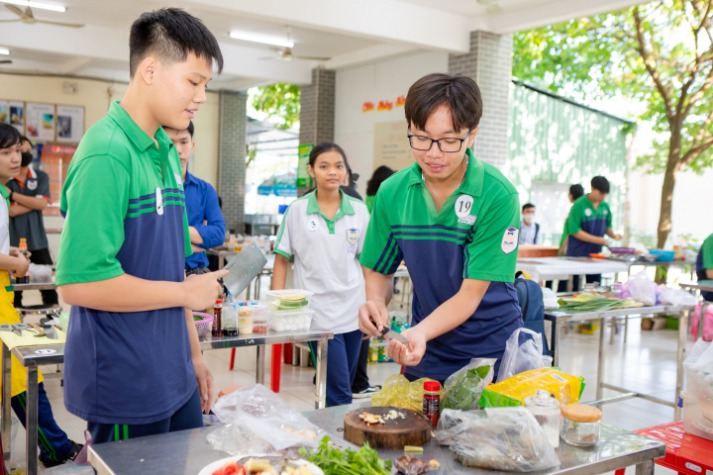 Viện Khoa học Ứng dụng HUTECH mang kiến thức dinh dưỡng đến với học sinh Trường THPT Dương Văn Thì 54