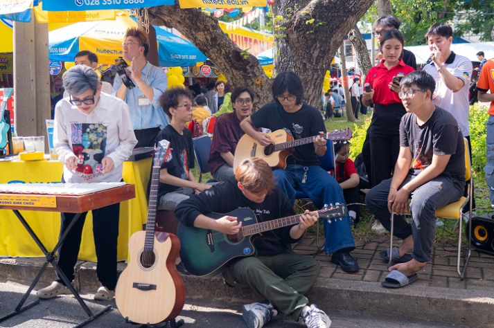 [Video] Nhiều thí sinh “chốt chọn” Nguyện vọng 1 vào HUTECH tại Ngày hội lựa chọn nguyện vọng xét tuyển 2025 79