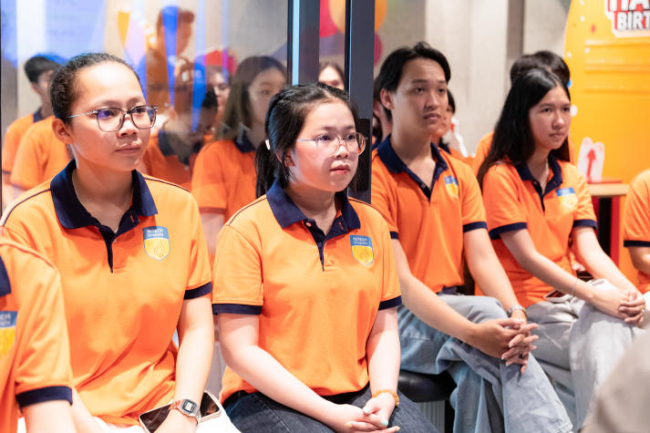 Sinh viên ngành Công nghệ thực phẩm khám phá quy trình vận hành tại McDonald’s Bến Thành 52