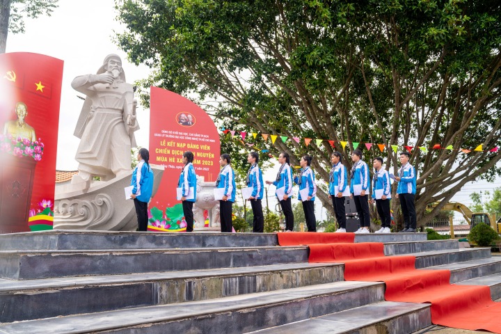 10 chiến sĩ tình nguyện Mùa hè xanh HUTECH tại mặt trận Đồng Tháp vinh dự được kết nạp Đảng 70