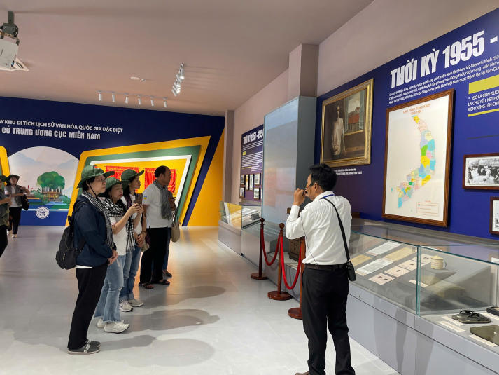 Theo dấu chân lịch sử, bồi đắp trách nhiệm cống hiến cùng Đảng viên Chi bộ 7 HUTECH 56