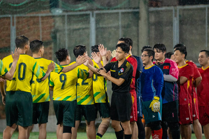 [Hội thao CB-GV-NV HUTECH 2025]: Rực lửa với những cuộc rượt đuổi tỷ số bộ môn Bóng đá nam 100