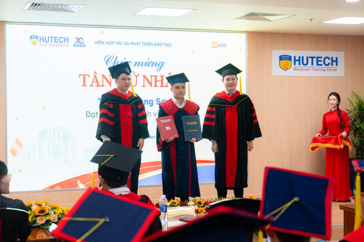 [Video] Tân Cử nhân ngành Ngôn ngữ Anh hệ Đào tạo từ xa HUTECH rạng ngời trong ngày vui tốt nghiệp 66