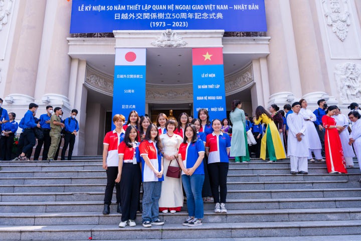 Khoa Nhật Bản học HUTECH tham dự Lễ kỷ niệm 50 năm quan hệ ngoại giao Việt - Nhật tại Nhà hát Thành phố 32