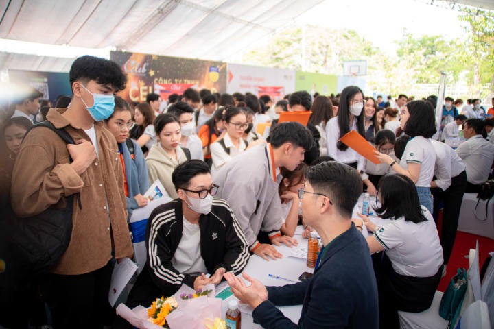 66 doanh nghiệp “đổ bộ” HUTECH Career Day 2023 mang đến hơn 4.800 đầu việc cho sinh viên 283