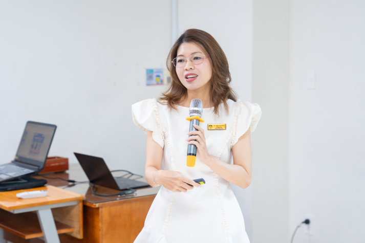 Giải mã bí quyết chọn đề tài, khai thác tài liệu khoa học cùng sinh viên Khoa Tiếng Anh 12