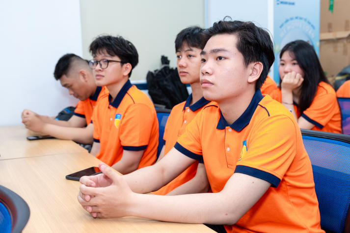 Sinh viên Khoa Tài chính - Thương mại tiếp cận thực tế nghề ngân hàng tại Woori Bank 68