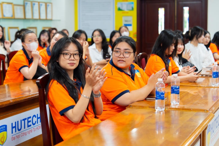 Khoa Hàn Quốc học vinh danh nhiều sinh viên tiêu biểu và tổ chức buổi giao lưu cùng cựu sinh viên 131