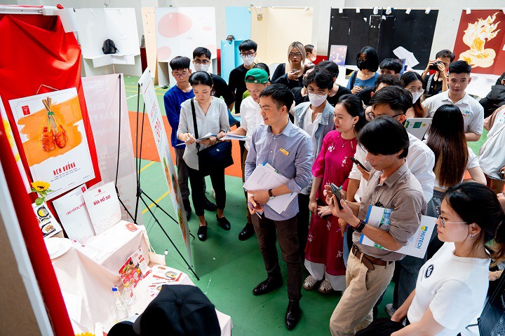 Ấn tượng với triển lãm đồ án Nhận diện thương hiệu của sinh viên ngành Thiết kế đồ họa 21