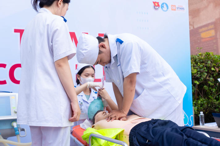 “Chạy trạm” cấp cứu, sinh viên Khoa Điều dưỡng - Kỹ thuật y học luyện bản lĩnh xử trí tình huống y khoa 80