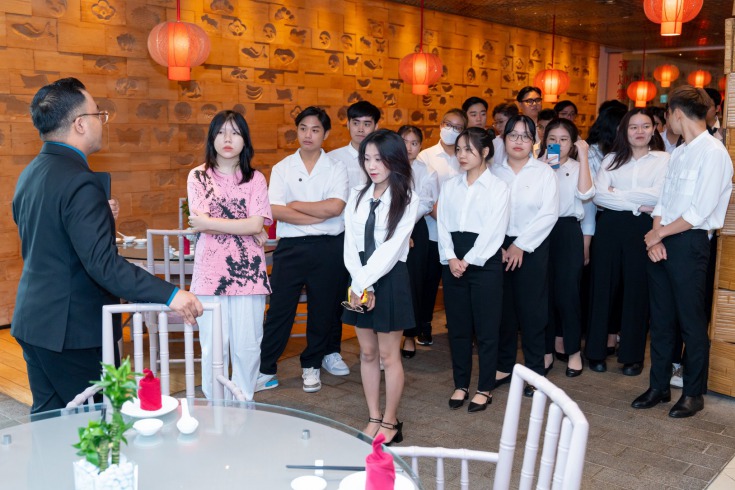 Tân sinh viên CY Cergy Paris Université Khoa Quản trị Du lịch - Nhà hàng - Khách sạn tham quan khách sạn 5 sao InterContinental Saigon 29