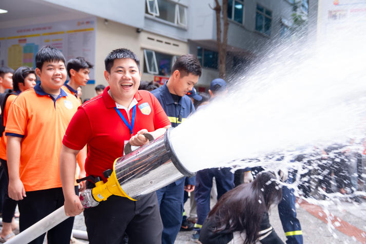 [Video] Thực hành xử lý tình huống cháy nổ, HUTECH tăng cường kỹ năng ứng phó sự cố 55