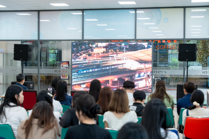 [Video] Khi sinh viên PR HUTECH kể chuyện “đời” bằng lăng kính phim phóng sự 59