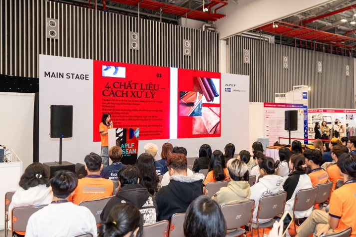 Sinh viên Thiết kế thời trang trình bày dự án tại chương trình The Next Leather Fashion Designers 21