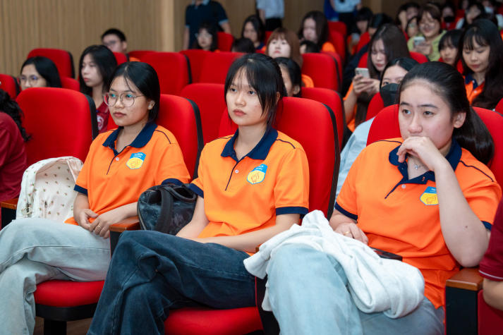 Sôi động, đa sắc màu: Tân sinh viên Khoa Trung Quốc học “cháy” hết mình tại Đêm nhạc hội chào năm học mới 82