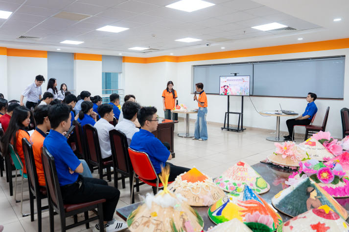 Lan tỏa tinh thần “Sắc Việt” trong Ngày hội trang trí nón lá của sinh viên Khoa Tài chính - Thương mại 116