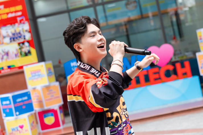 [Video] Văn nghệ sân trường HUTECH khuấy động không khí chào đón newbies 40