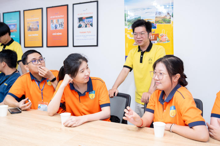 Sinh viên Khoa Tiếng Anh tiếp cận mô hình đào tạo chuẩn quốc tế tại IELTS Mentor 73