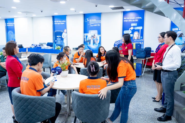 [Video] Sinh viên Khoa Luật HUTECH gặp gỡ chuyên gia, tìm hiểu cơ hội nghề nghiệp tại Ngân hàng Bản Việt 81