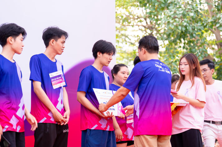 Gần 1.000 vận động viên HUTECH lan tỏa yêu thương cùng Giải chạy “Bước chạy Sống khoẻ” 98