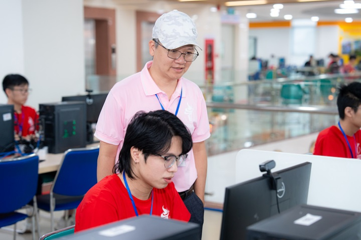 [Ảnh] Gần 1000 thí sinh bước vào chuỗi thử thách công nghệ tại OLP’25, OlpAI’25, Procon’25 và ICPC Asia HCMC 2025 37