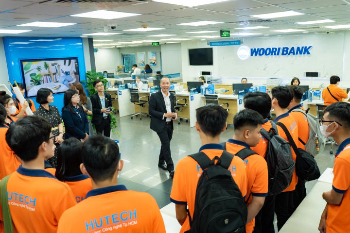Sinh viên ngành Tài chính - Ngân hàng tham quan Woori Bank - Việt Nam 101