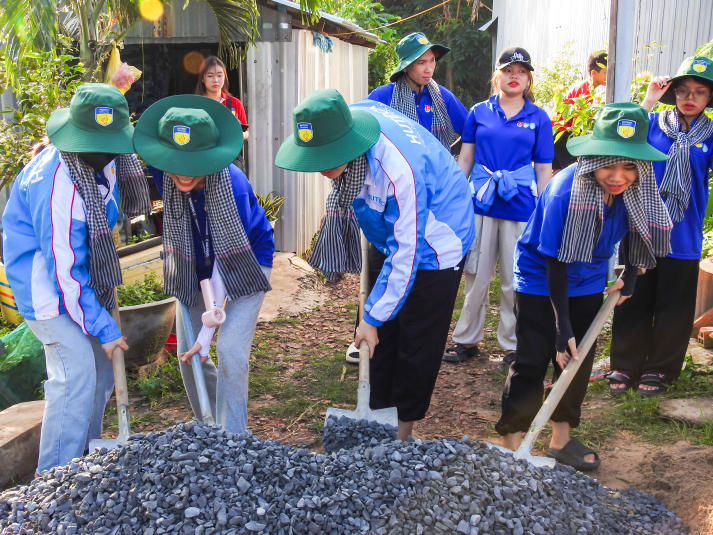 Mùa hè xanh HUTECH 2025: Bước chân tình nguyện, lan tỏa niềm tin 87