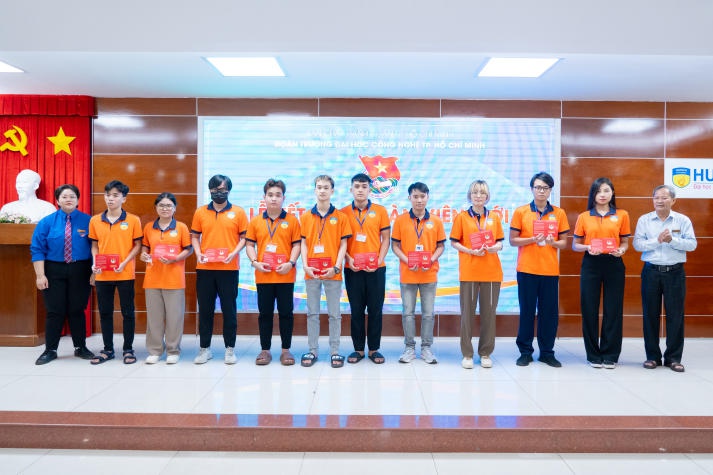 Lễ kết nạp Đoàn Thanh niên Cộng sản Hồ Chí Minh và trao giải các hội thi tại Hội Xuân HUTECH 2024 55