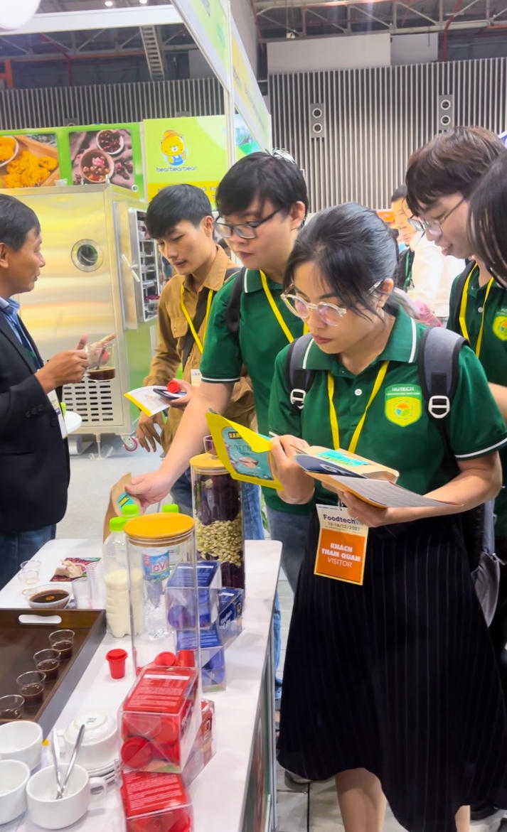 Sinh viên Công nghệ thực phẩm HUTECH tìm hiểu loạt công nghệ mới tại Triển lãm Quốc tế Công nghiệp Thực phẩm Việt Nam 2023 16
