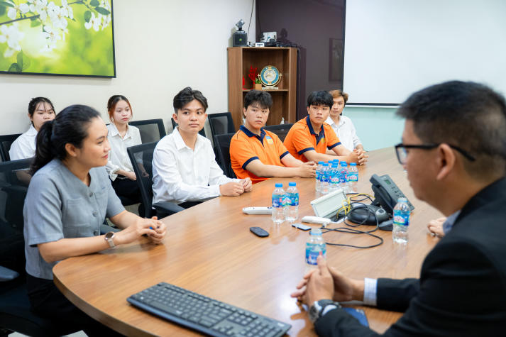 Sinh viên ngành Tài chính - Ngân hàng HUTECH bắt đầu hành trình thực tập tại FPTS 16