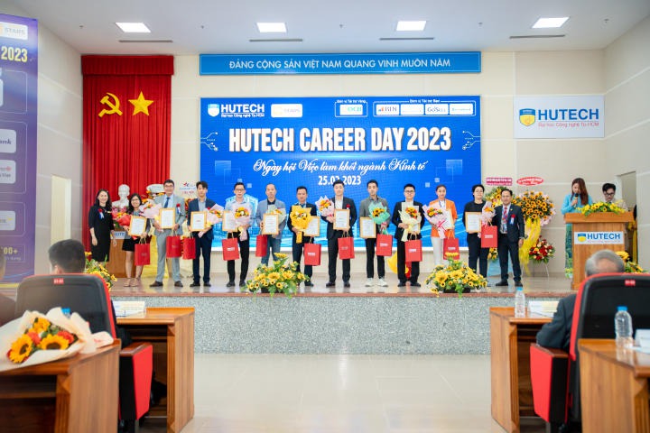 66 doanh nghiệp “đổ bộ” HUTECH Career Day 2023 mang đến hơn 4.800 đầu việc cho sinh viên 65