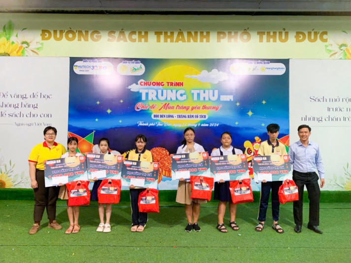 ​Sinh viên Khoa Luật HUTECH mang niềm vui Tết trung thu đến các em thiếu nhi 66