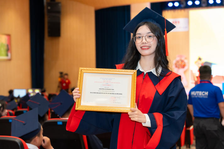 Lễ trao bằng tốt nghiệp HUTECH: “Hãy tiếp tục vững bước chinh phục những đỉnh cao mới” 80