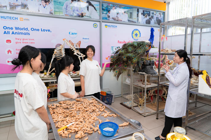 Học sinh THPT Vĩnh Cửu (Đồng Nai) trải nghiệm môi trường học tập tại HUTECH 30