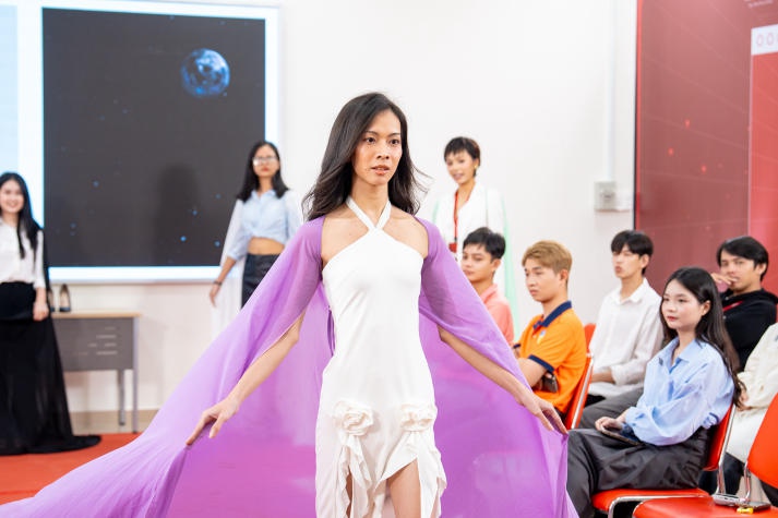 Siêu mẫu Lê Thu Trang và Như Vân “bật mí” cho sinh viên HUTECH kỹ năng trình diễn thời trang chuyên nghiệp 40