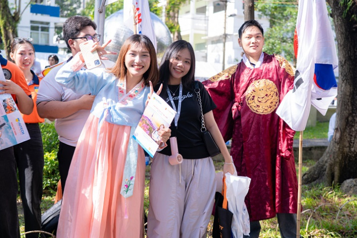 [Video] Nhiều thí sinh “chốt chọn” Nguyện vọng 1 vào HUTECH tại Ngày hội lựa chọn nguyện vọng xét tuyển 2025 82