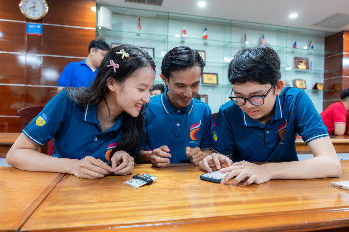 [Video] Sinh viên Viện Đào tạo Quốc tế bứt phá bản lĩnh tiếng Anh tại iHUTECH English Arena 40